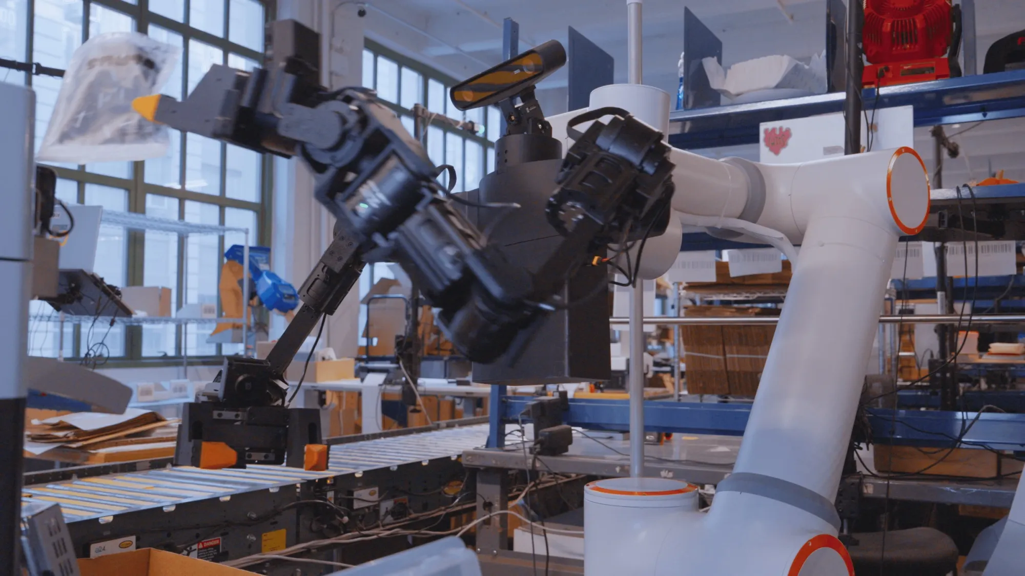 Тело без мозга: как Ultra Robotics выигрывает складскую робототехку лицензией на интеллект
